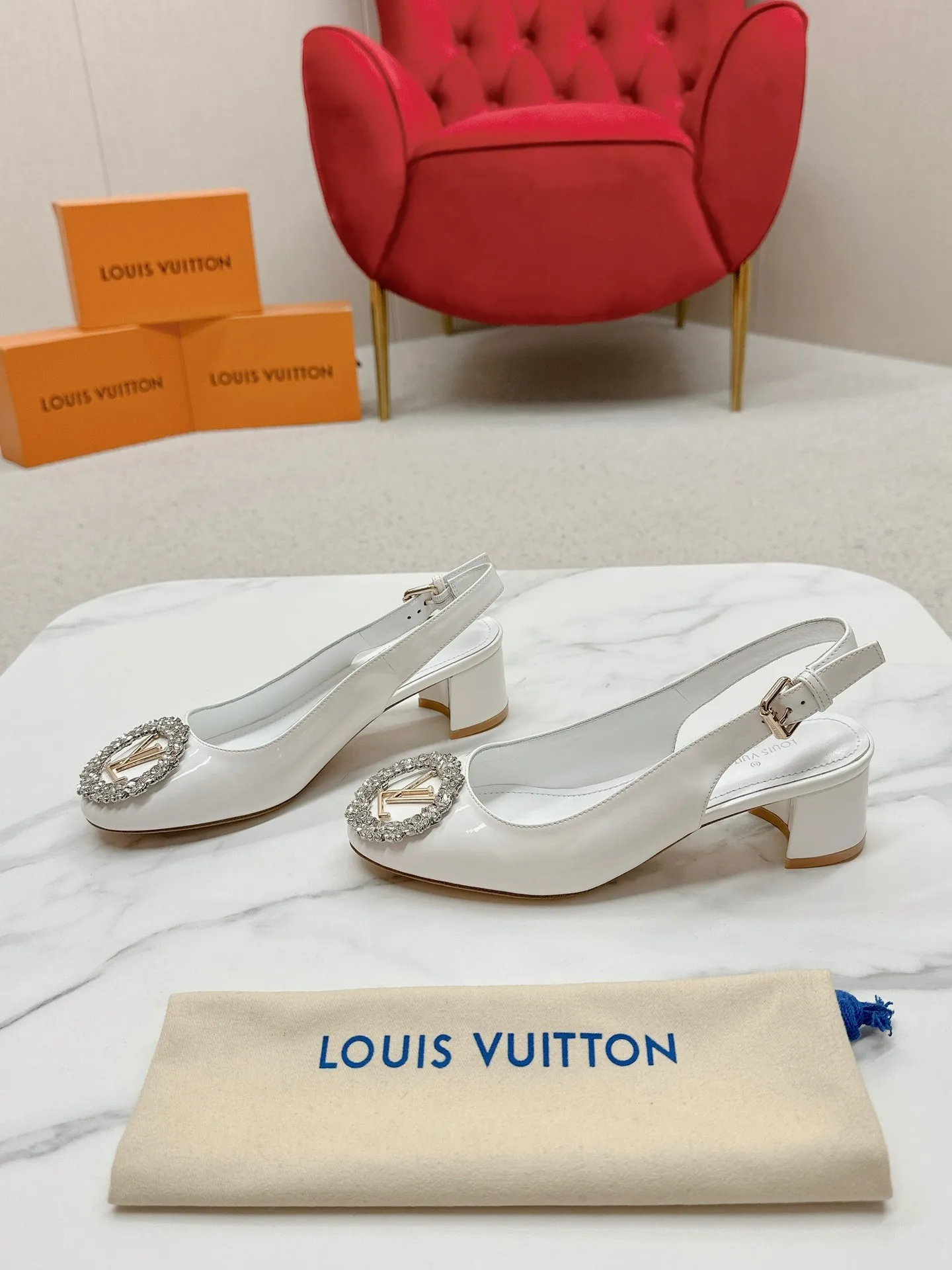 👟👟Ex-factory price 580👟👟 👑 Lv shoes This Urban Twist women's shoe is a stylish upgrade to the classic stiletto style. It is made of smooth calfskin upper with a bright silver metal toe and is engraved with the LV Circle logo, highlighting the Louis Vuitton brand characteristics. Detailed features: Calfskin material Lining: Imported full-grain sheepskin Foot pads: Imported full-grain sheepskin sole Italian genuine leather sole Heel height Two height sizes: 34-40 (34.40.41 customization is not returnable)